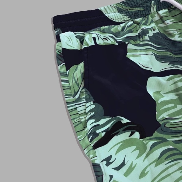 Mens tropical leaf print swim shorts trucks black - Picture 3 of 4
